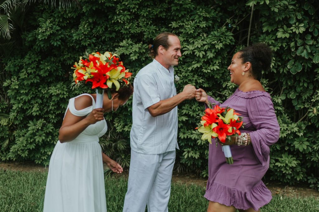 wedding-vallarta-bride-groom-family-flowers