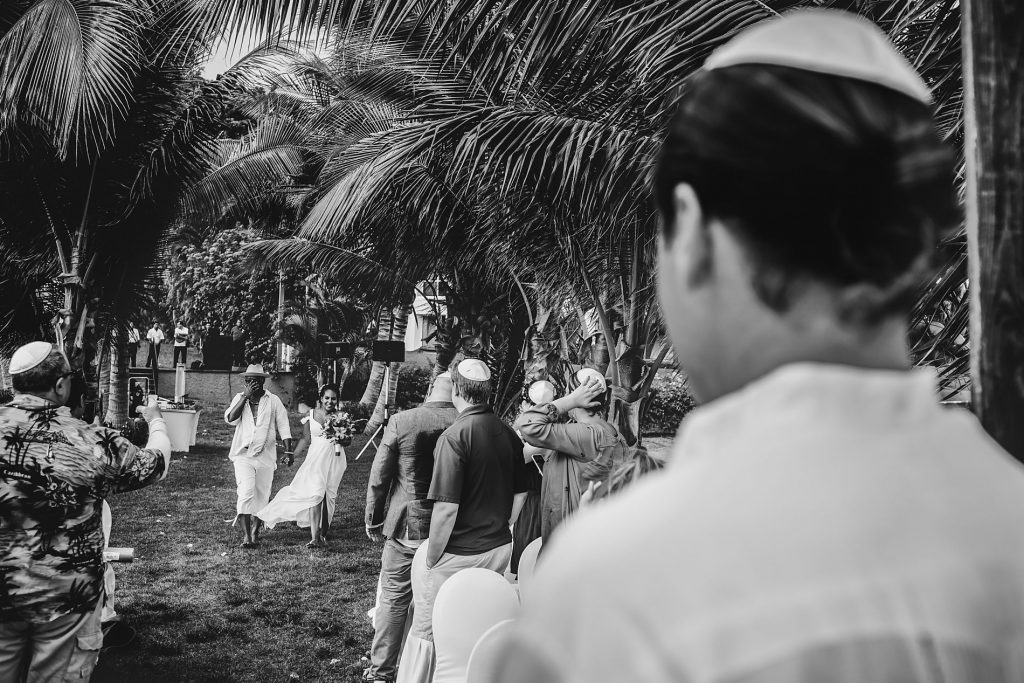 wedding-vallarta-marriott-bride-groom-waiting-look-dad