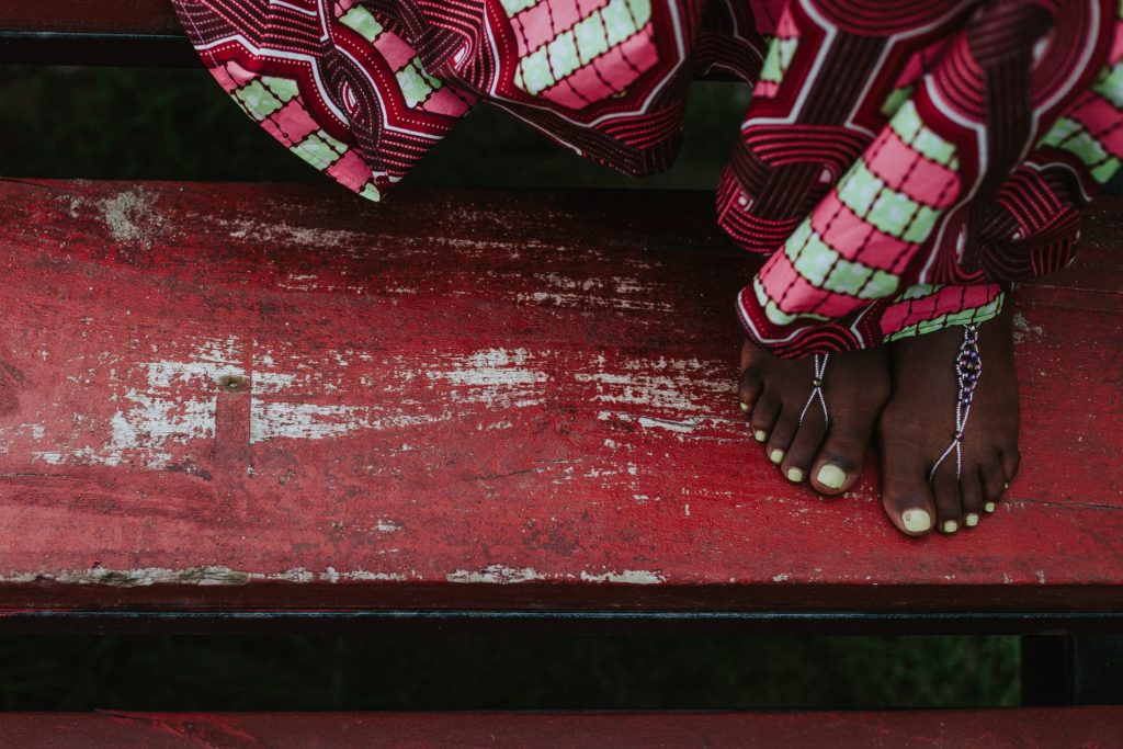 wedding-details-feet-colors-wood-photos