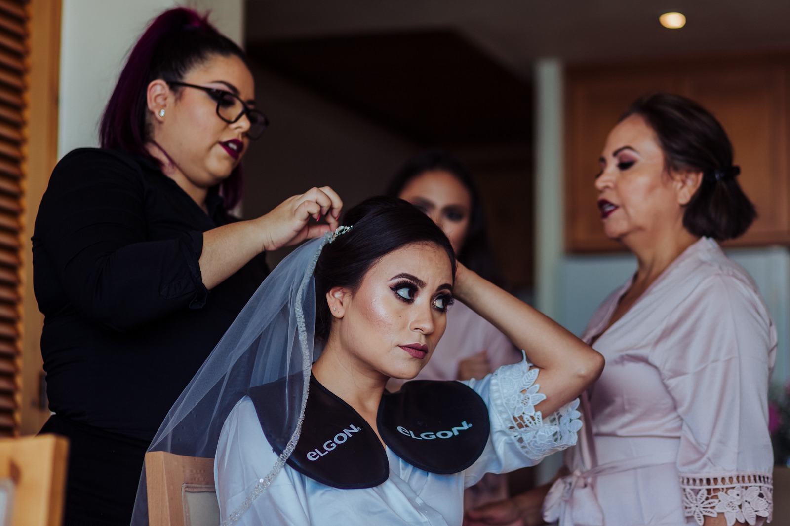 bride-gettingready-veil-ready-mum-fixed-details