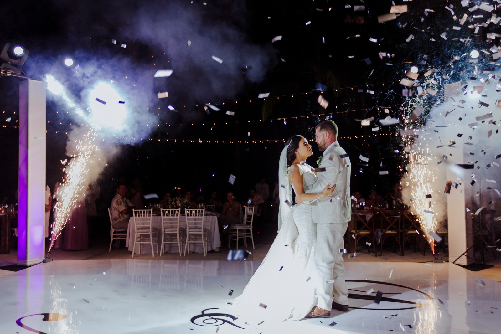 bride-groom-dance-first dance-wedding-look-fireworks-dancefloor