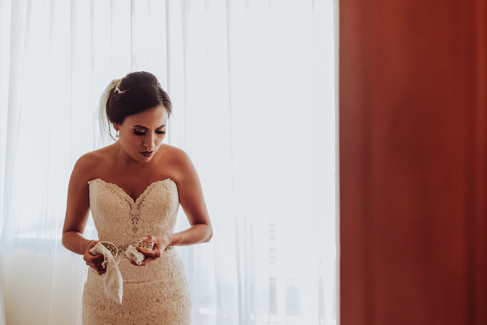 bride-dress-details-whitedress-moment-wedding