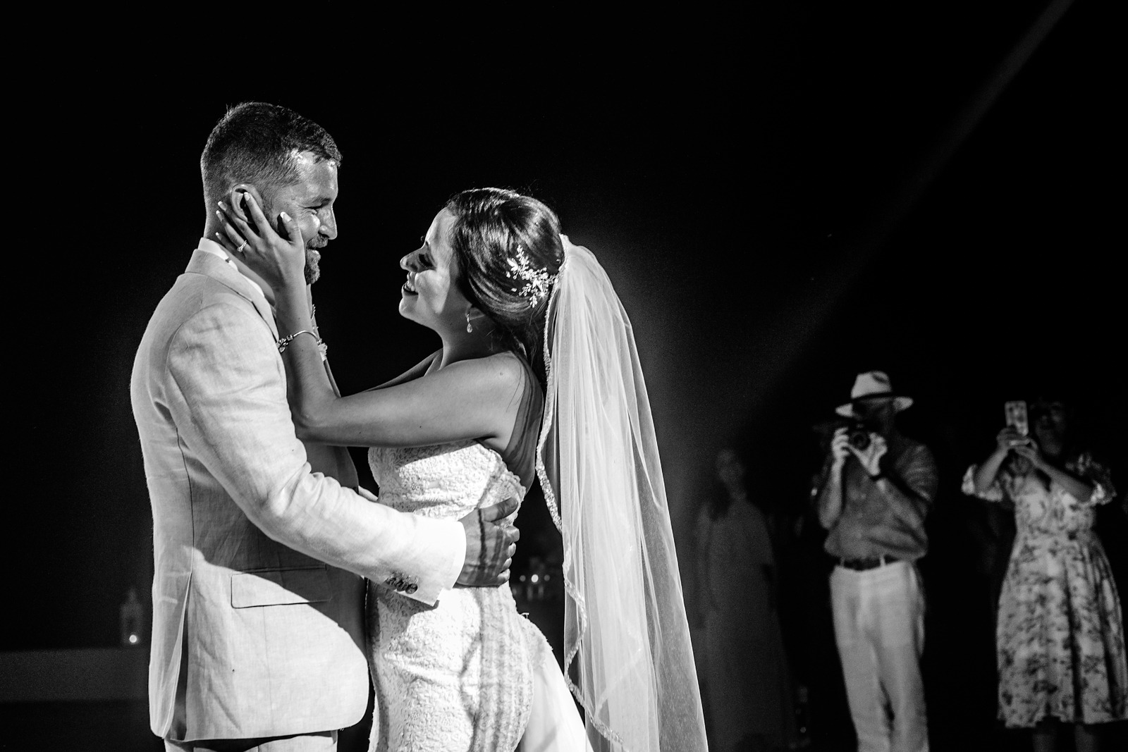 bride-groom-look-moment-dance-photos-wedding-vallarta