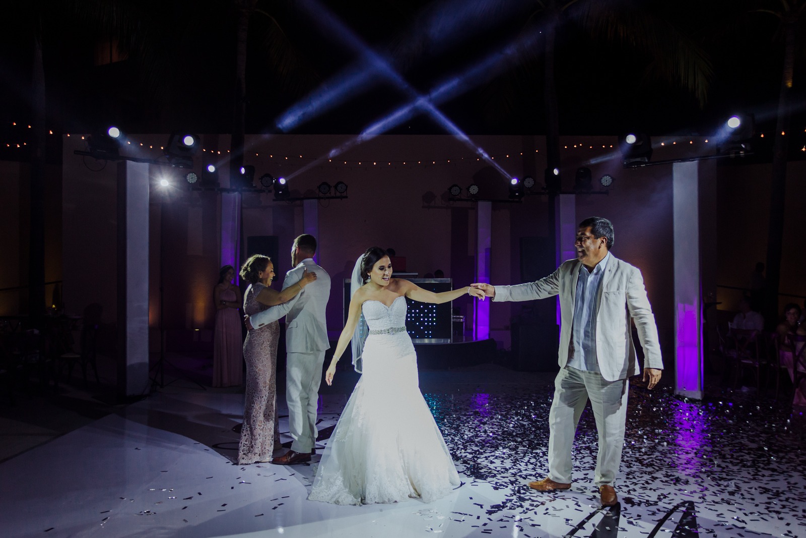 dance-bride-dad-dancefloor-groom-light-moment-wedding