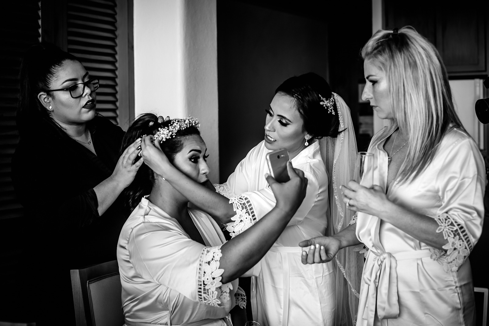 bridesmate-girls-moment-crown-flowers-bride-phone-mirror