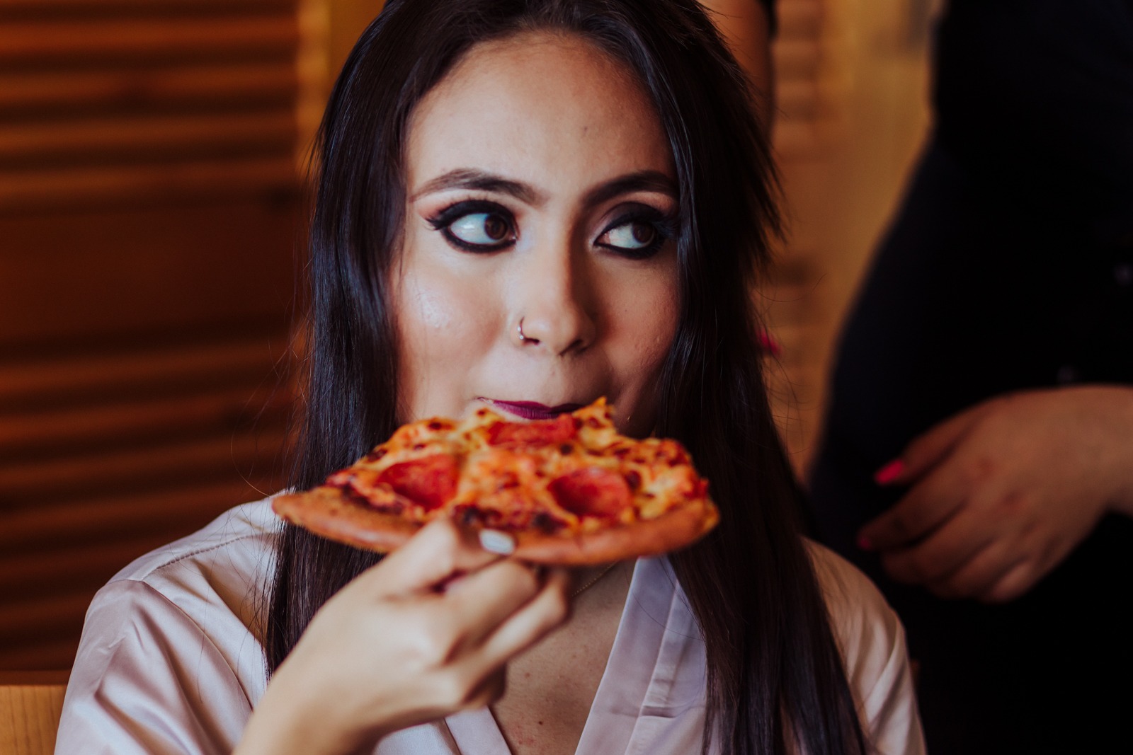 sister-pizza-bridesmate-ready-eat-wedding-wedding day