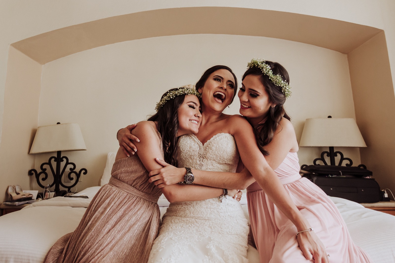 bride-sisters-bridesmate-smile-moment-hugs-smile