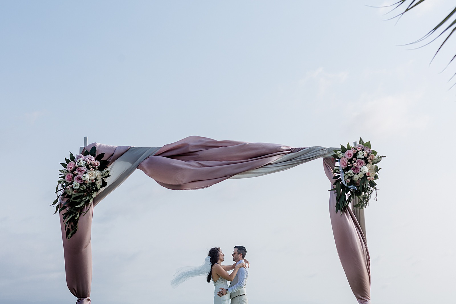 wedding-bride-groom-dance-sky-flowers-veil-smile-moment