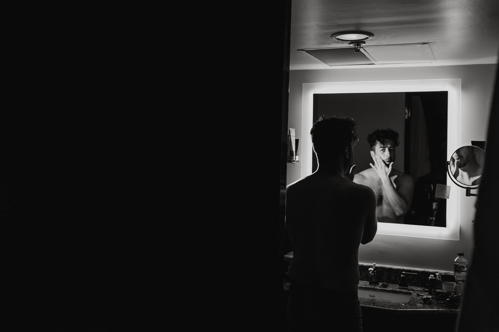 wedding-groom-ready-gettingready-mirror-beard-vallarta