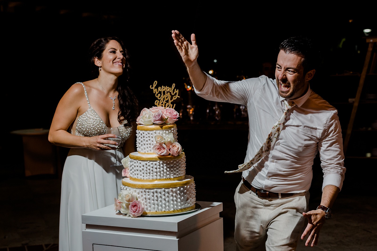 wedding-party-cake-bride-groom-fun-smile-moment-vallarta-cut the cake