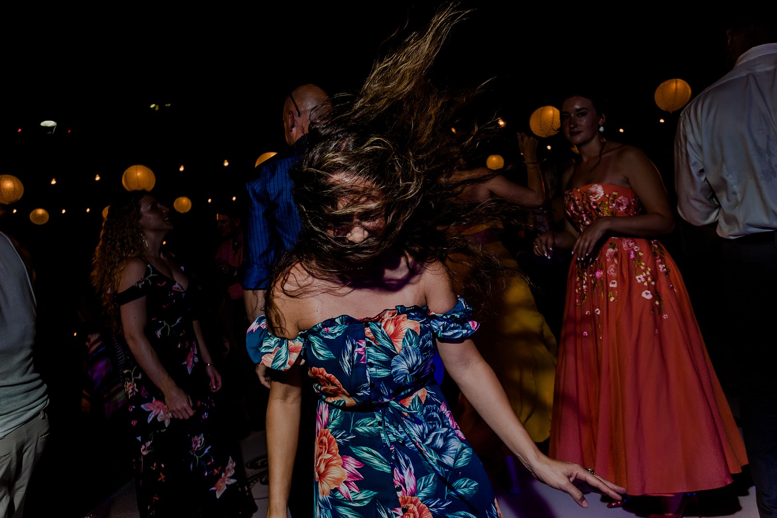 wedding-party-dance-hair-fun-crazyness-vallarta-moment-girl-dancing