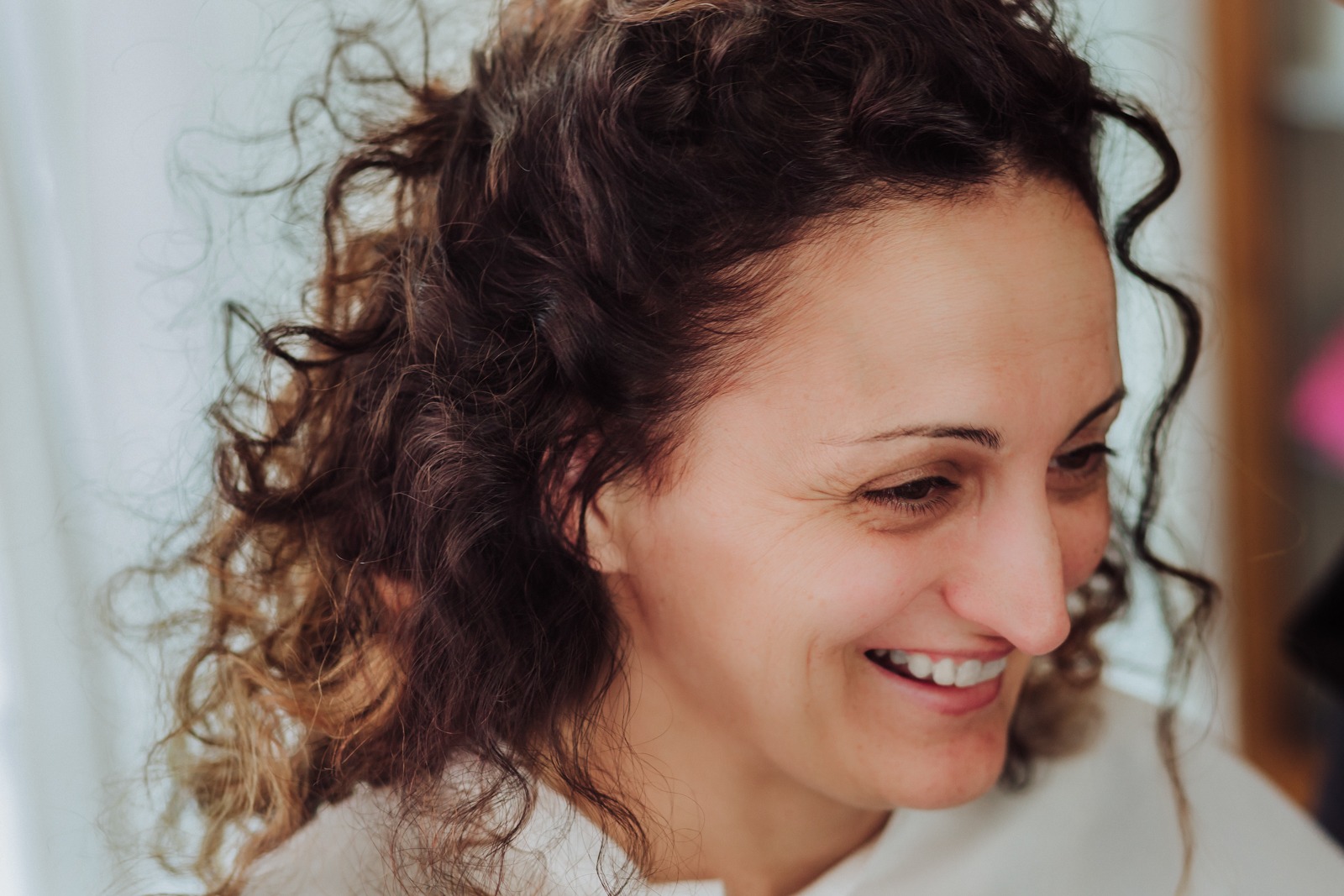 bride-smile-gettin-ready-italy-wedding-moment