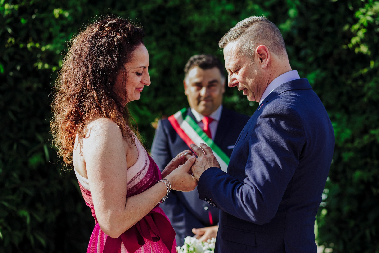 wedding-italy-bride-groom-ceremony-ring-hands-moment-yes