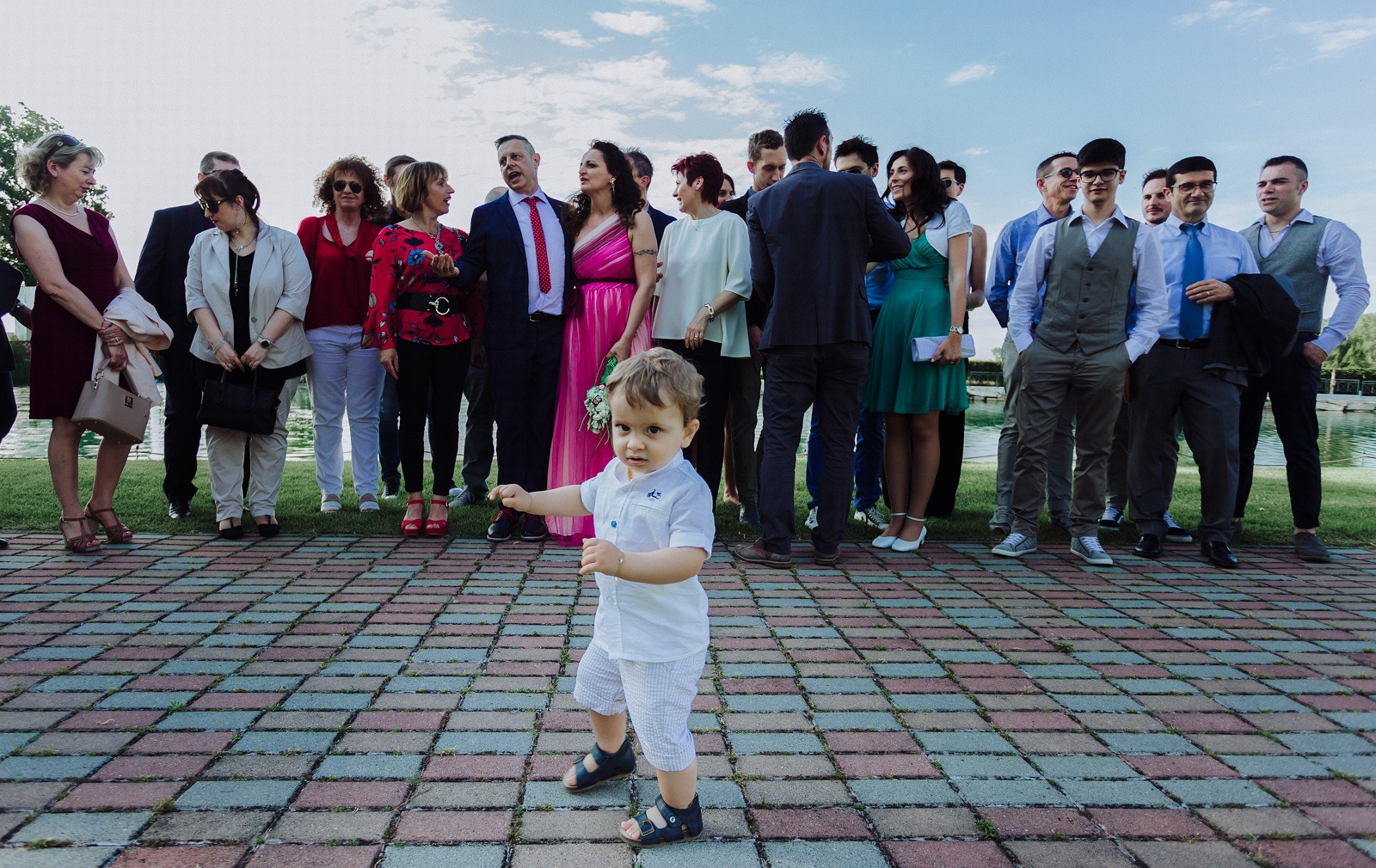 wedding-italy-baby-kids-fun-walk-people-family-shoot-moment-sky