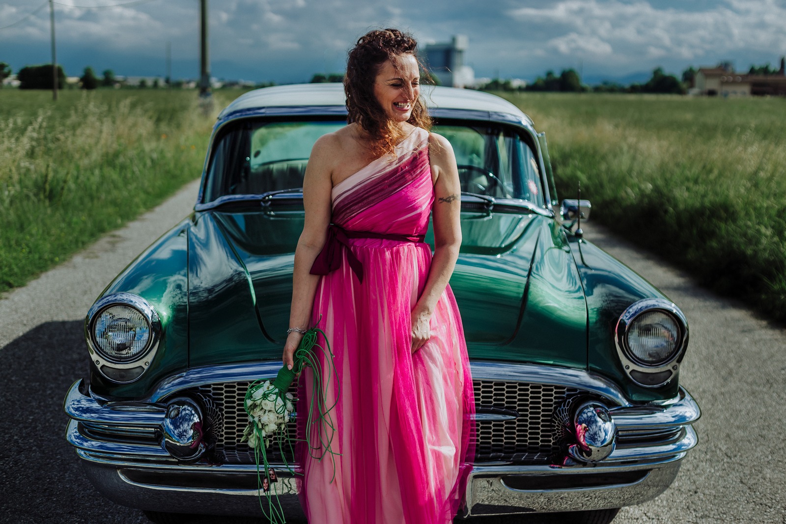 bride-smile-wedding-italy-oldcar-flowers-countryside-dress