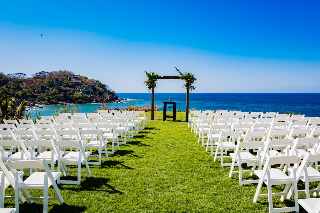 ceremony setting, chairs and altar for the wedding in sayulita with a blue ocean I the background 