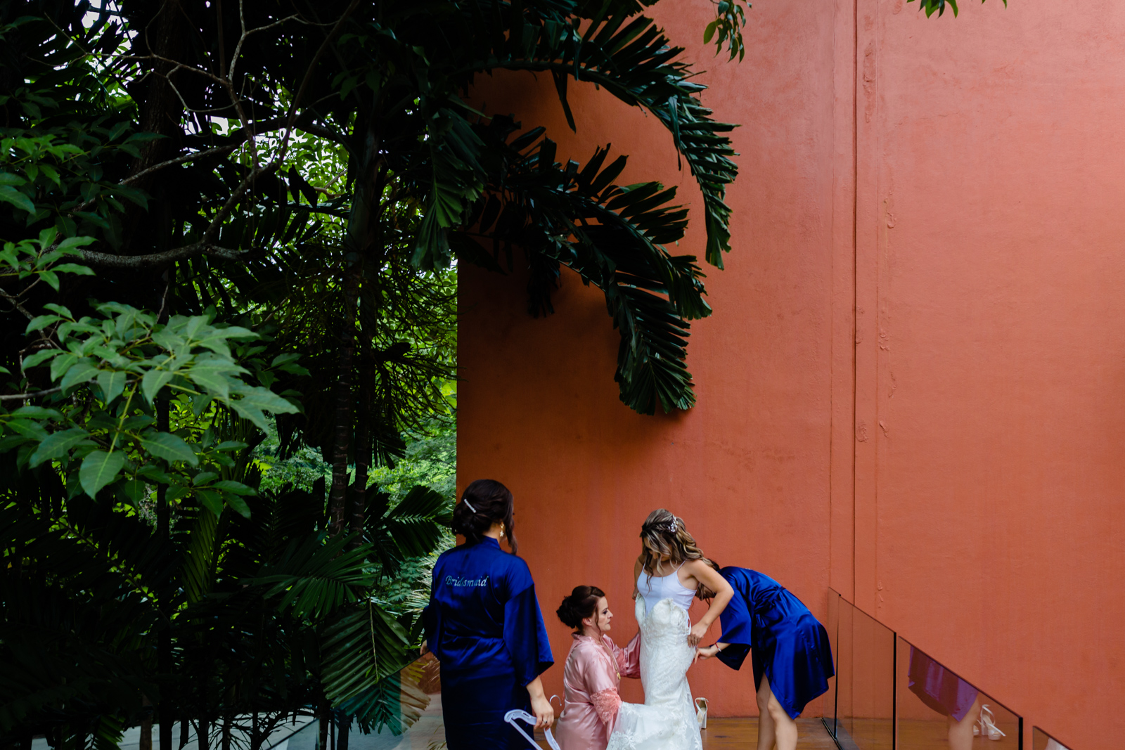 bride put the dress on with her mum