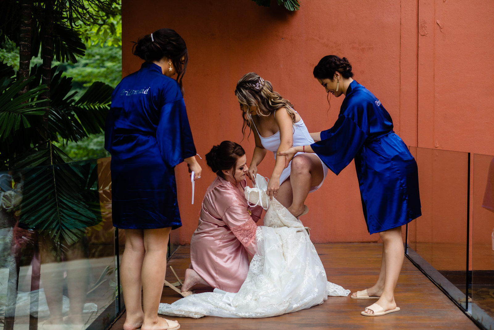 bride gettin ready with the family, put the dress on