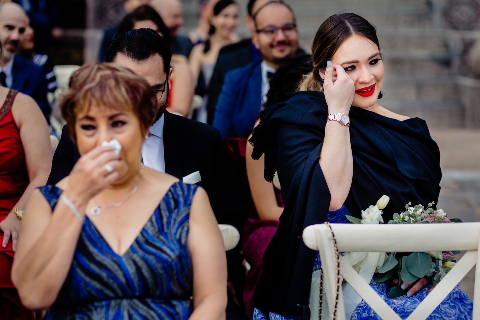 guest crying during the ceremony during the vals of the couple 